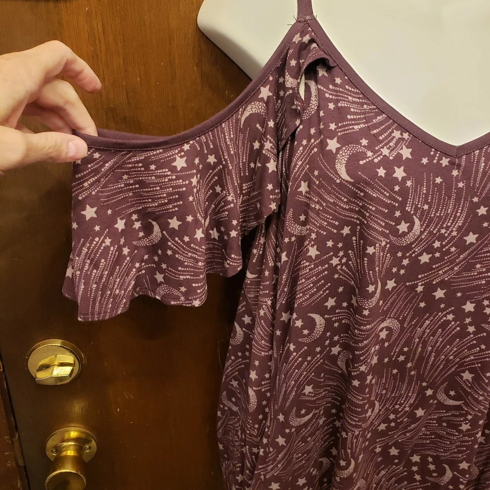 Torrid Super Soft Scoop Neck Strappy Back Cold Shoulder Flutter Sleeve Top, sz 2 - Picture 3 of 8